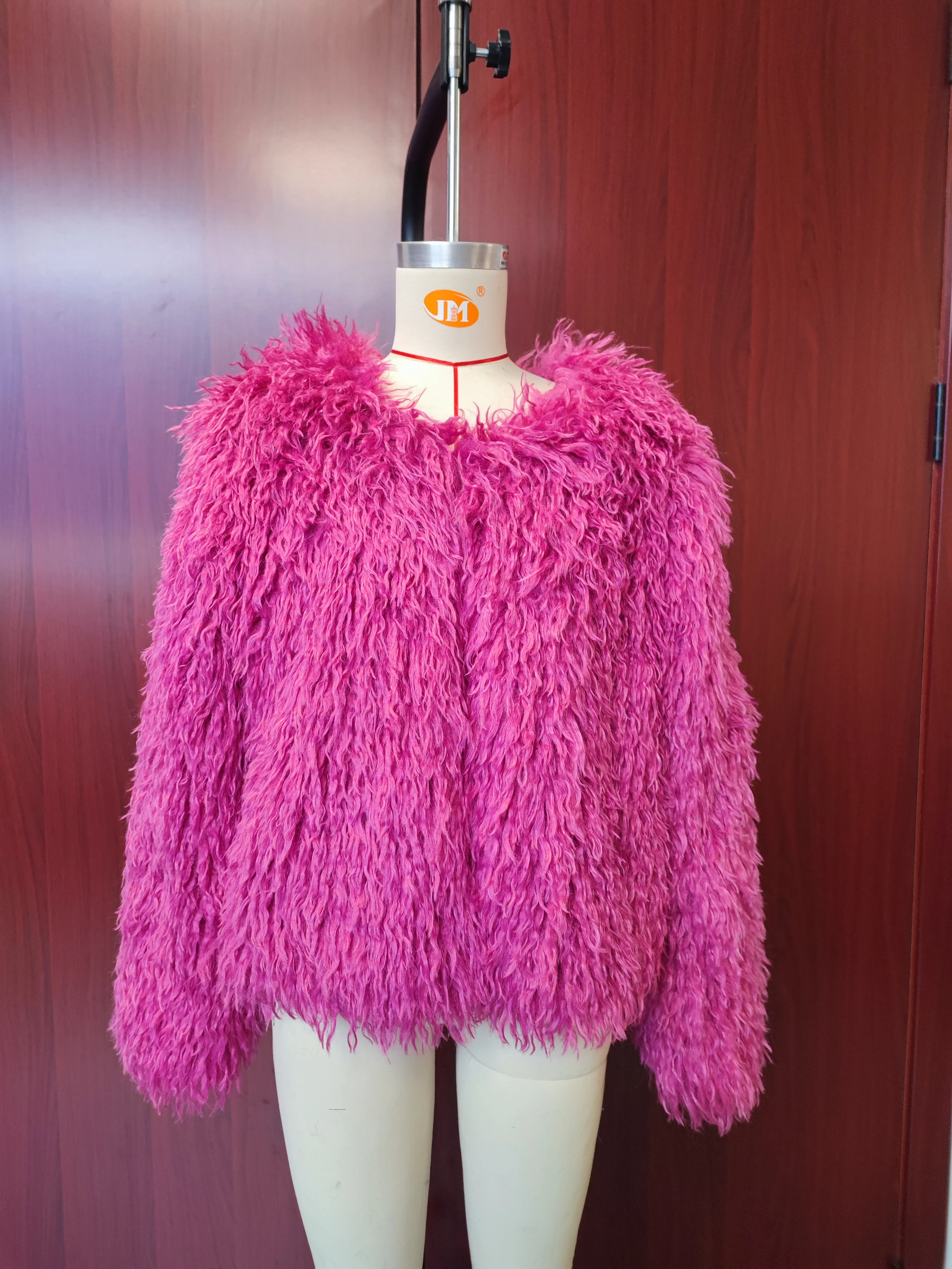 فوشيا فو الفراء معطف قصير المرأة رقيق التلبيب كم طويل دافئ سميكة فضفاضة سترة 2025 موضة الشتاء سيدة عالية الشارع أبلى