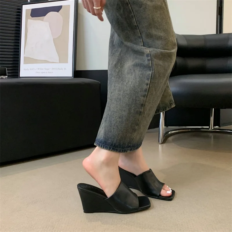 Buty damskie 2024 nowe kwadratowe noski klapki damskie letnie z wystającym palcem solidna zewnętrzna codzienna kapcie na platformie na platformie
