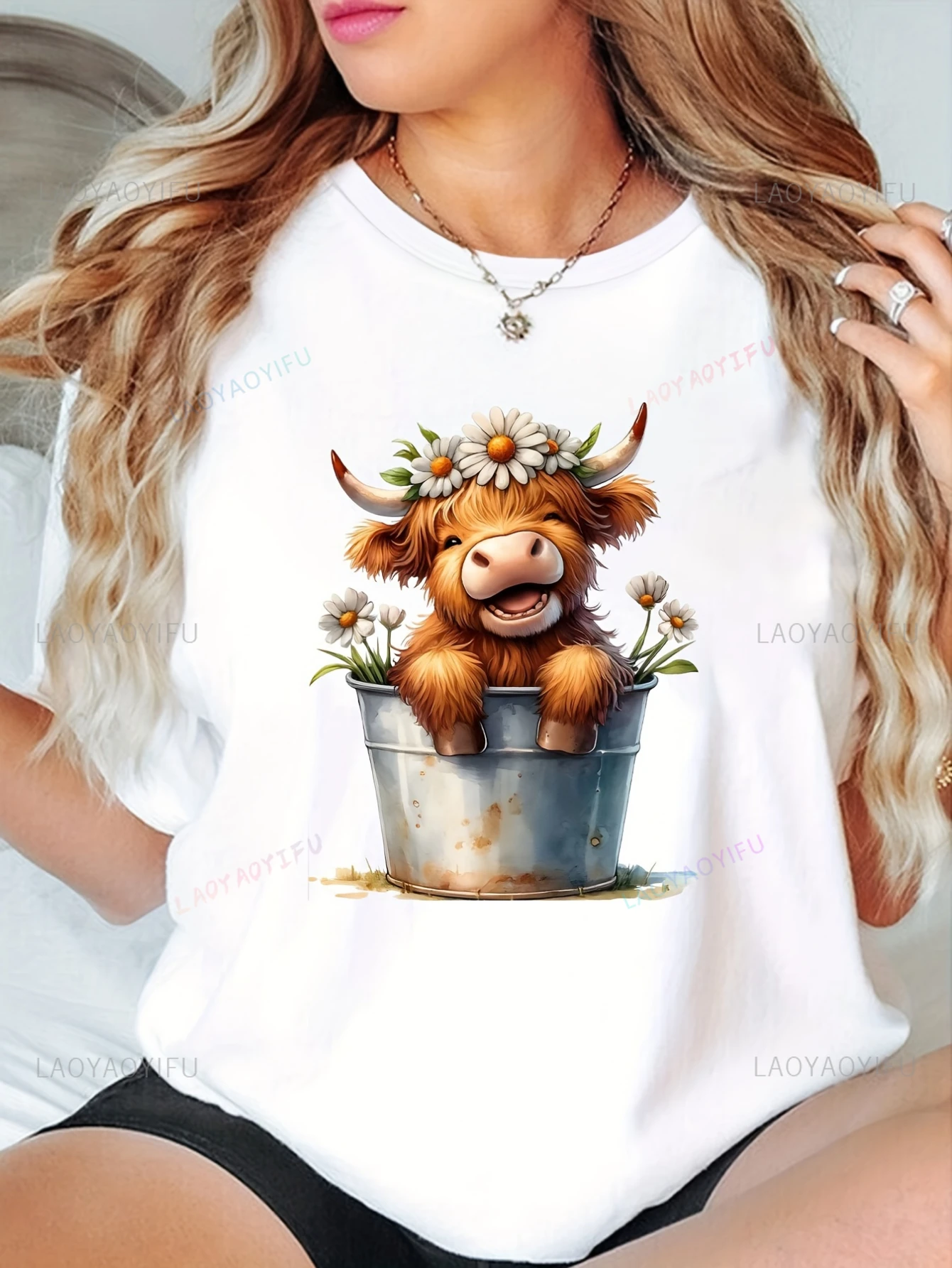تي شيرت حريمي هايلاند بقرة مطبوع عليه زهور وياقة دائرية وأكمام قصيرة تي شيرت كاجوال رياضي يومي لفصل الربيع والصيف أزياء الشارع الأسود