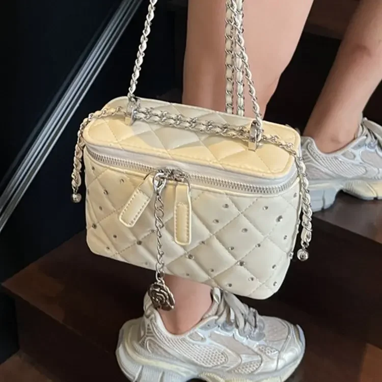 

Новая корейская версия 2026 года: Сумка-мессенджер через плечо с ромбовидным узором, вышивкой нитями и стразами, квадратная сумка