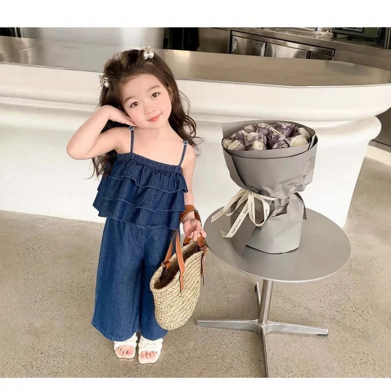 

Girls' summer stylish outfit2026New fashionable summer outfit for baby girls: trendy suspender wide-leg denim pants for children