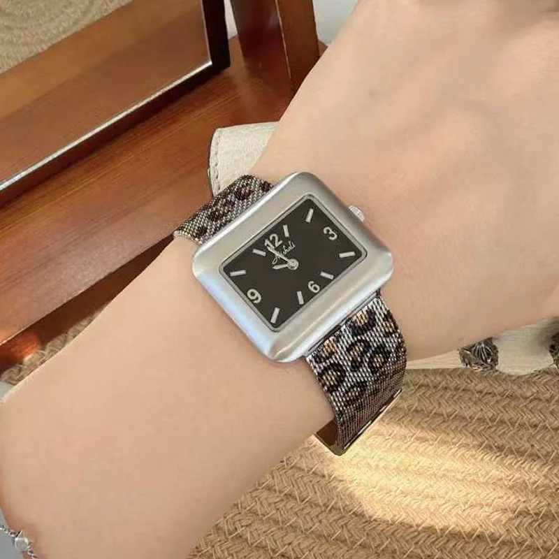 New Women'S Watch With Leopard Print Strap And Large Dial A Casual And Fashionable Watch, Perfect As A Gift For Your Girlfriend.