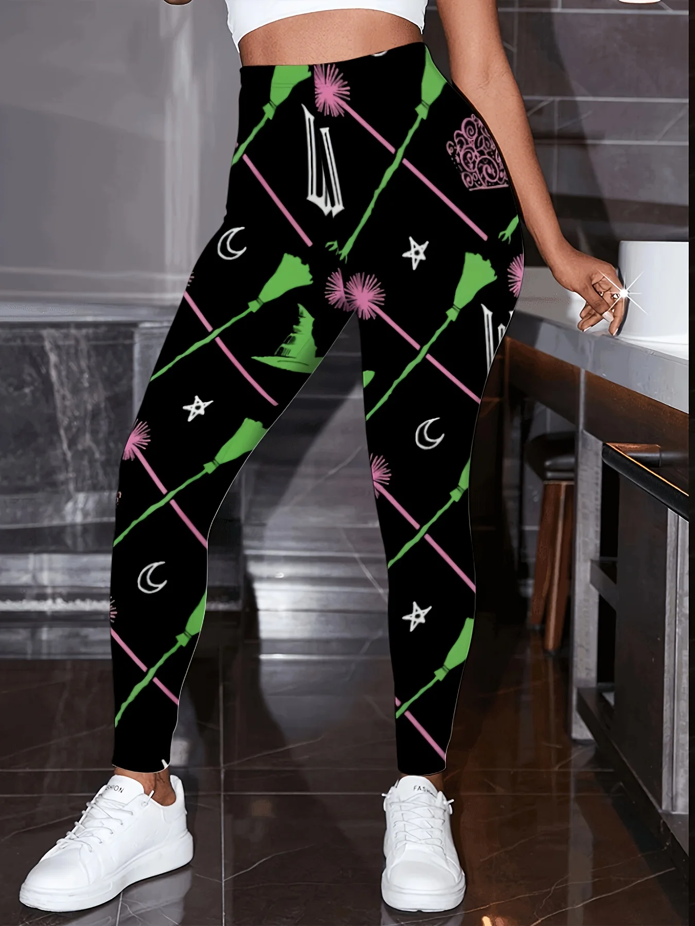 بنطال ضيق نسائي بطبعة جلد الفهد مصنوع من مزيج البوليستر والألياف اللدنة، مع مرونة مناسبة لملابس الخريف والشتاء.