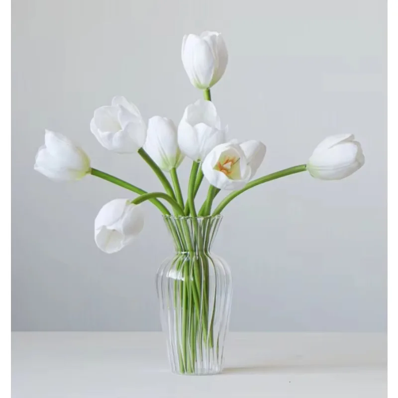 O vaso de cerâmica moderno é simples