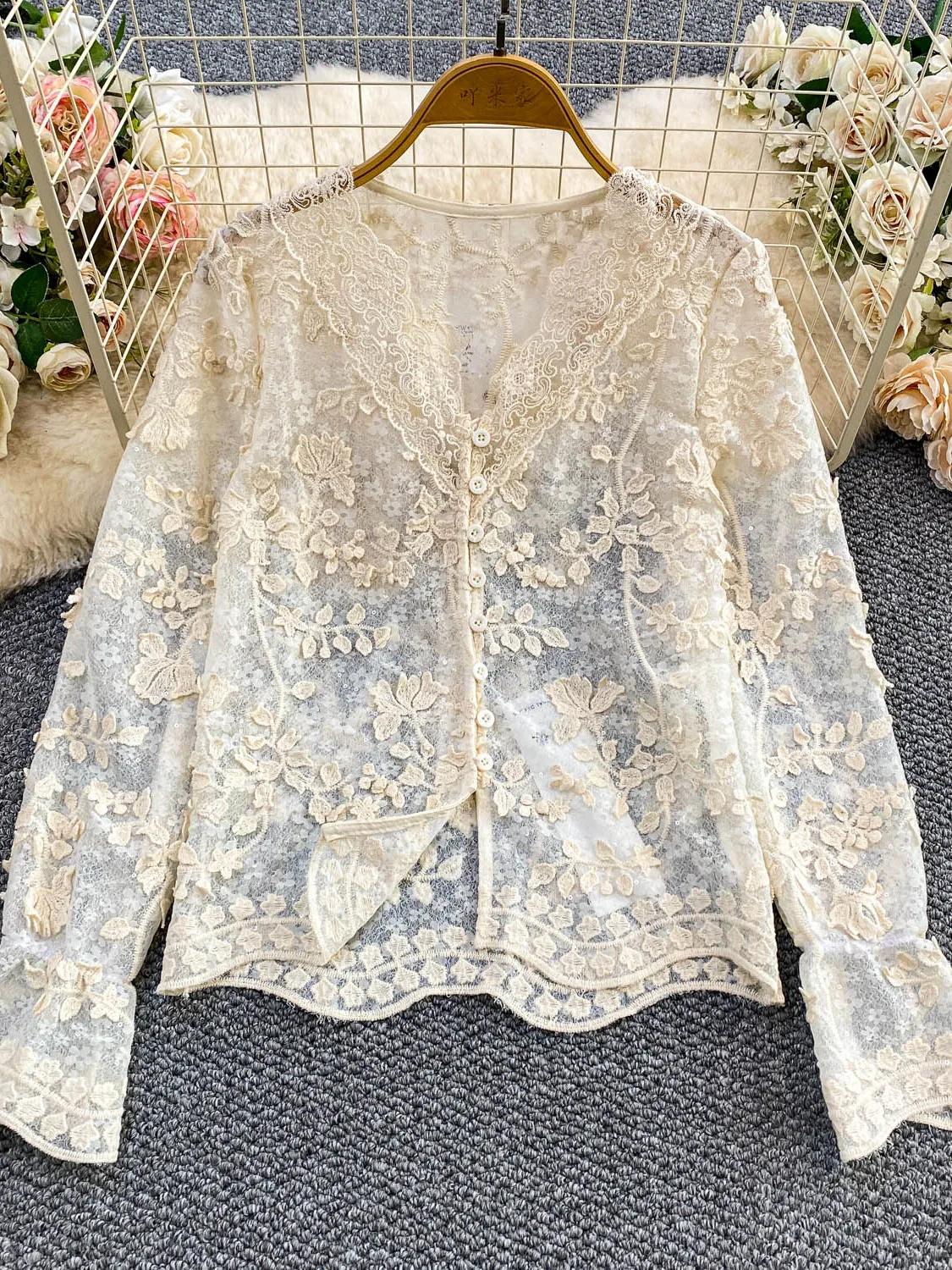 เสื้อคลุมกันแดดสำหรับผู้หญิง แต่งลูกไม้ปักลาย คอวี แขนระบายประดับเลื่อม งานปักหนักสไตล์เทพธิดา