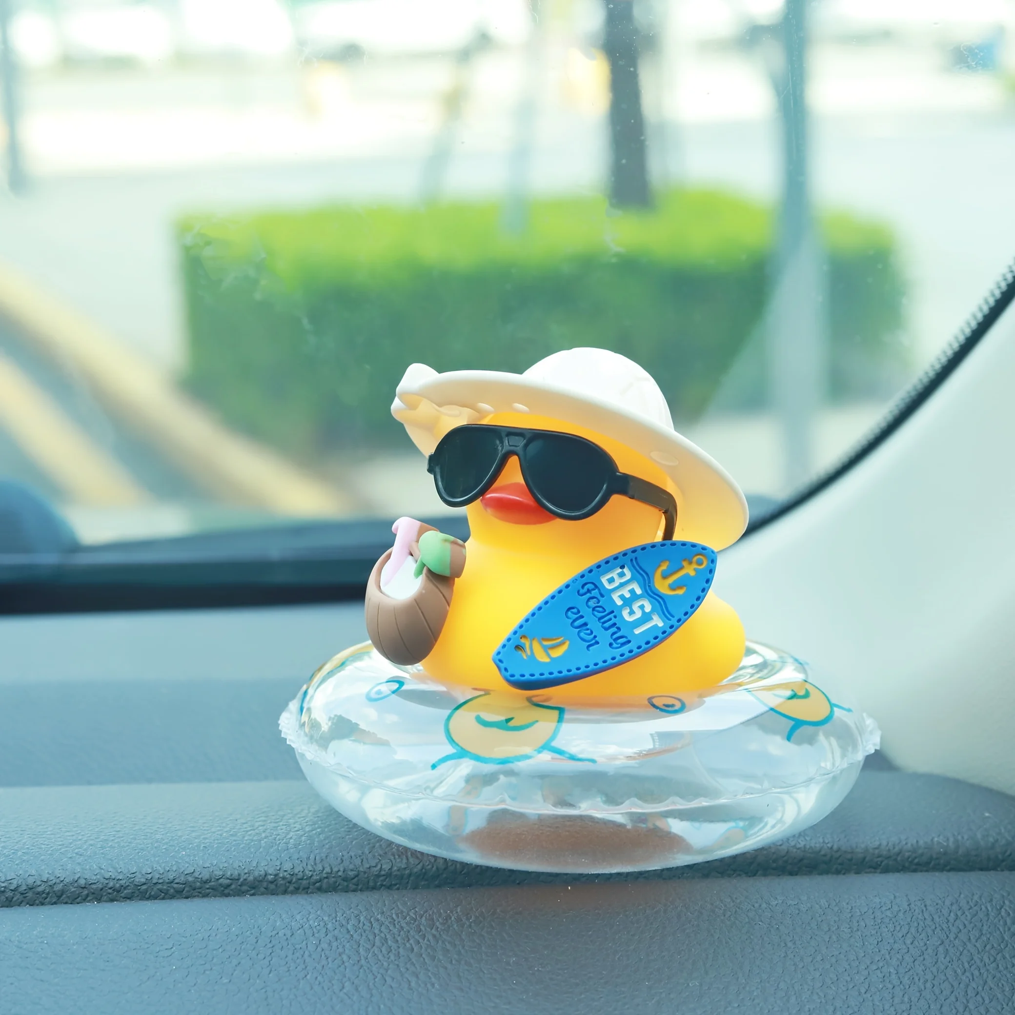 Coole Sommer-Enten-Auto-Armaturenbrett-Dekoration, Gummiente mit Schwimmring & Sonnenbrille, Niedliche Strandthemen-Verzierung für Autoinnenraum-Geschenke – Detail 4