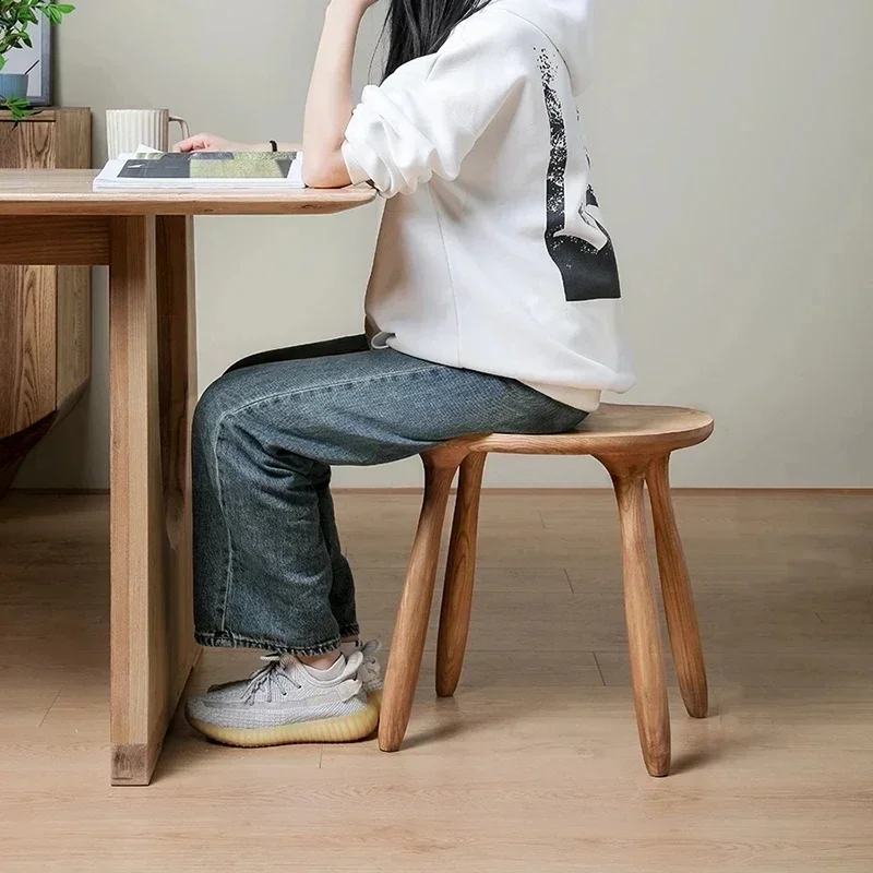 Nowoczesny, prosty stołek z litego drewna, kreatywny stołek do jadalni, meble w stylu nordyckim, stołek do sypialni, stołek do toaletki, mobilne siedzisko, krzesło, akcesoria domowe.
