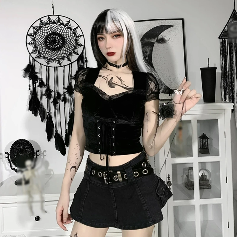 Atasan Crop Lengan Pendek Renda Gotik Gelap Wanita Kaus Beludru Leher Persegi Seksi Vintage Harajuku Kaus Ramping Depan Bertali