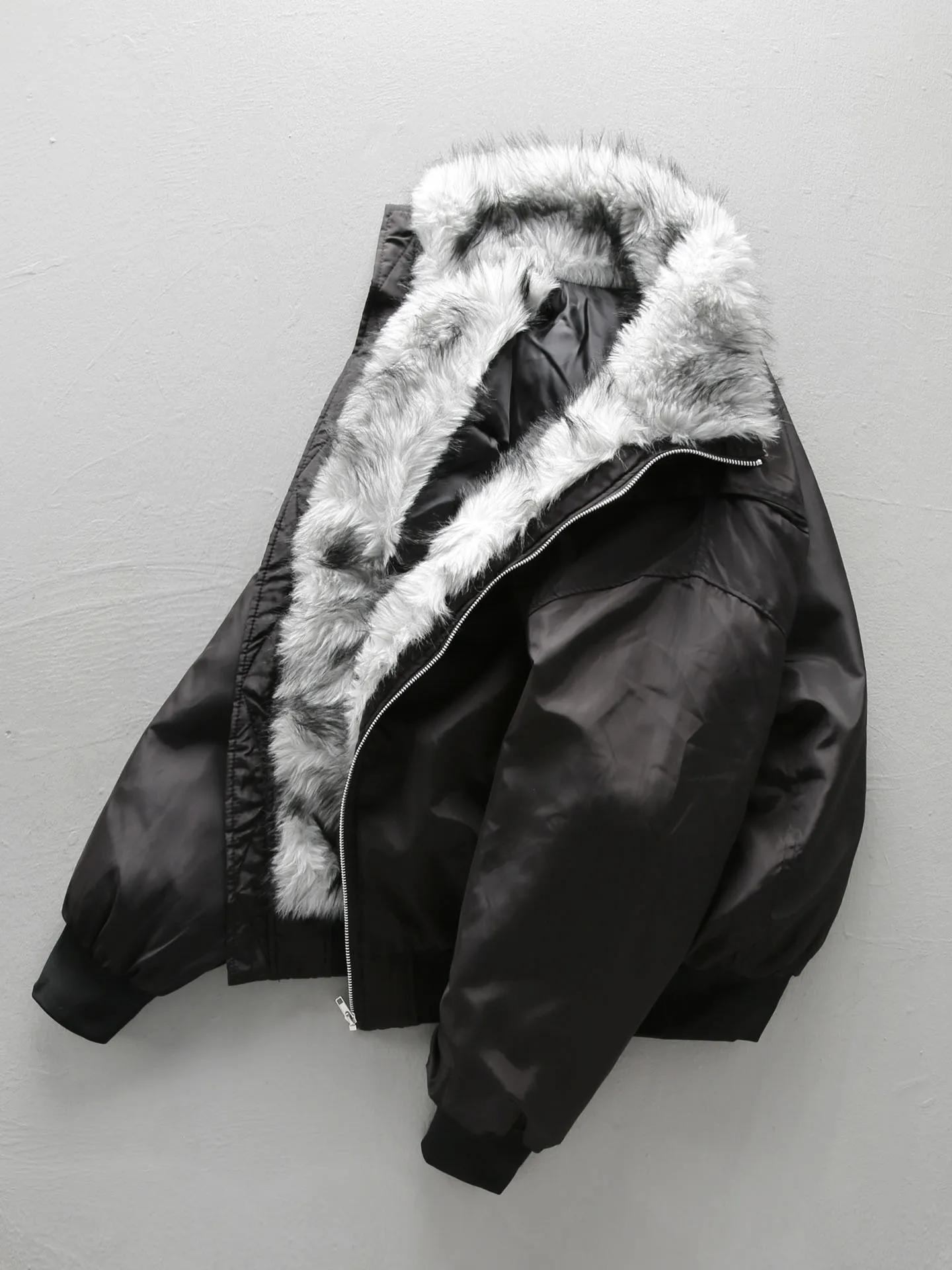 سترات عصرية بياقة من الفرو الصناعي للرجال والنساء لشتاء 2025 سترات فضفاضة جديدة للزوجين عصرية راقية وياقة واقفة وأكمام طويلة معاطف للأسفل #4