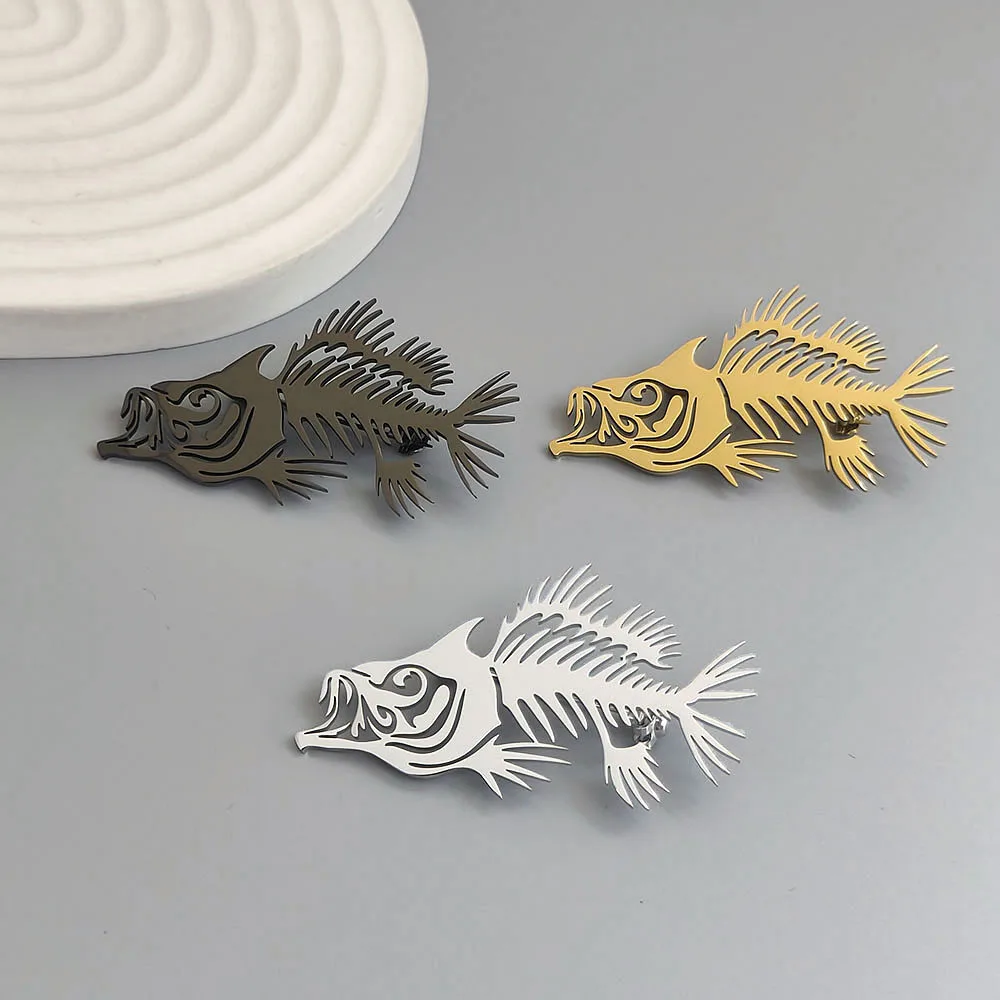 Original design hollow fishbone gold-plated stainless steel brooch, waterproof and non-fading pin, suit accessories