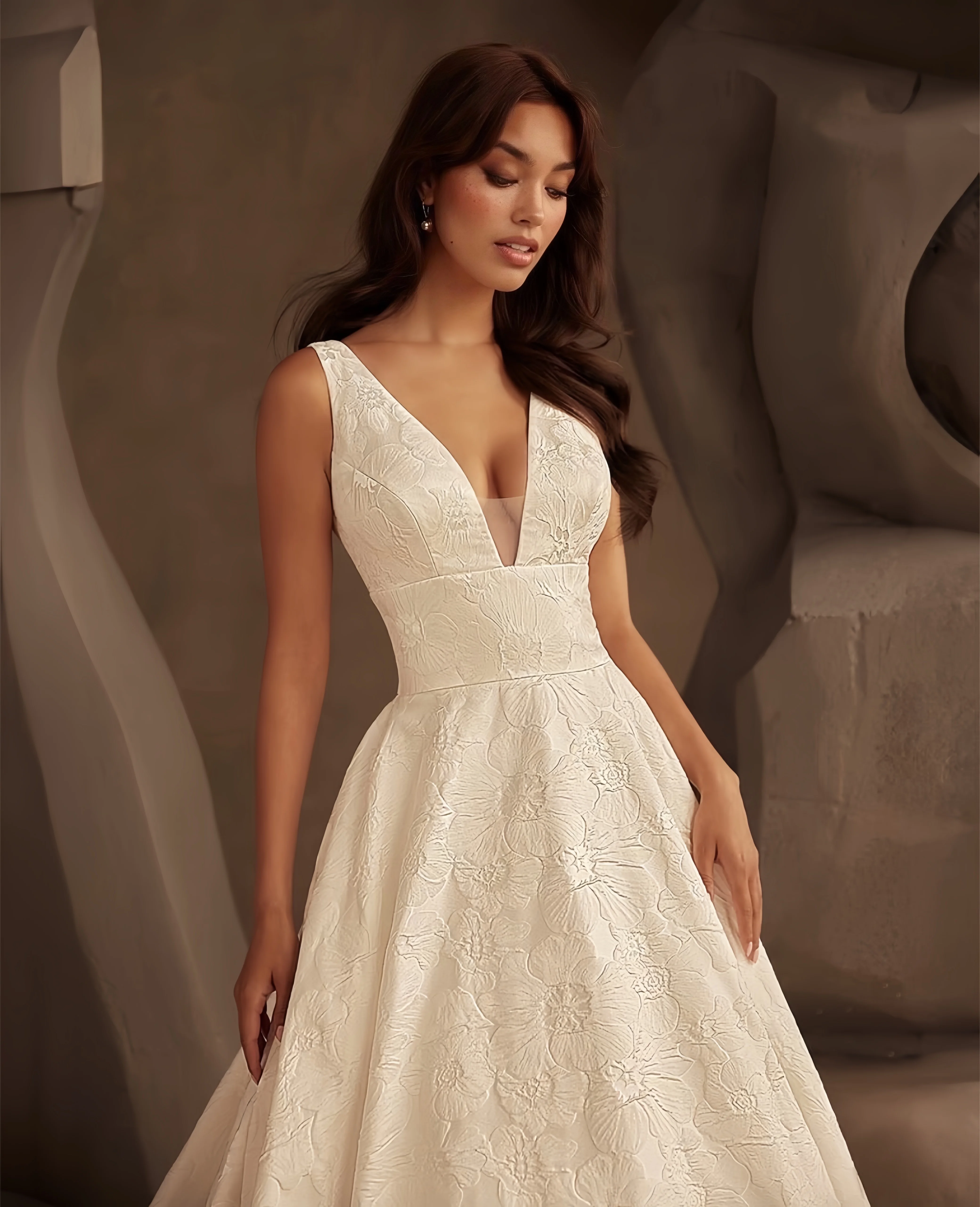 Custom-made luxurious satin patterned wedding dresses, V-neck evening gowns, party evening gowns, bridesmaids, front yard