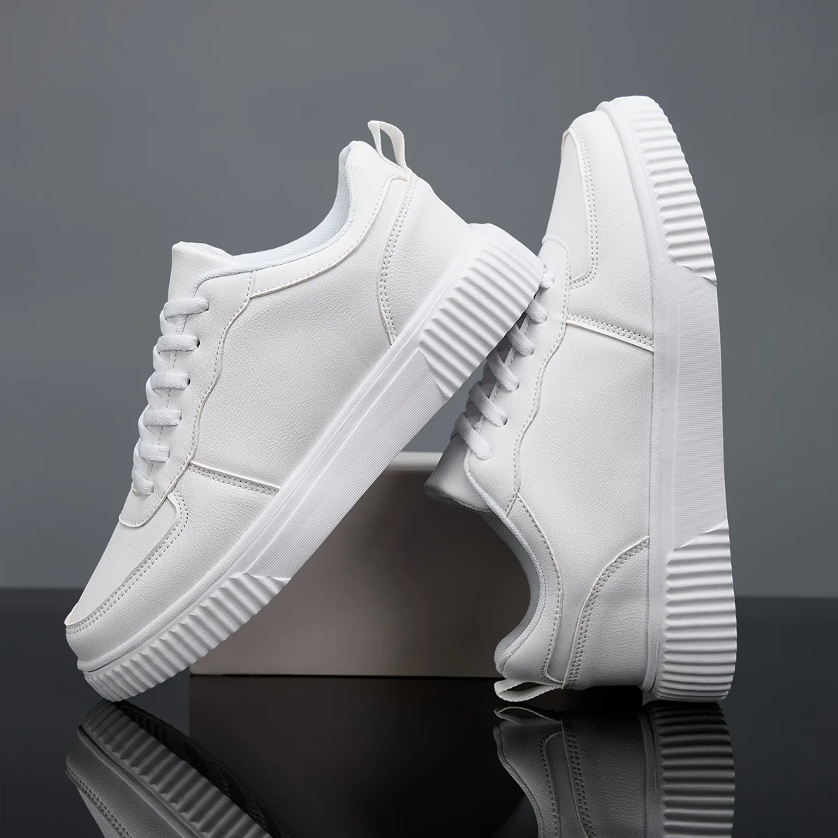 

New Man Sneakers Fashion Skateboard Shoes Lightweight Casual Sneaker Outdoor Walking Shoes Couples Footwear Classic Black White