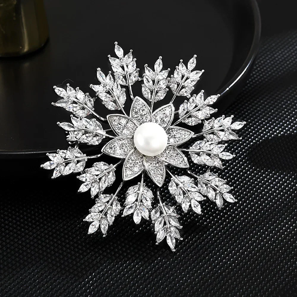 

Luxurious Zircon Snowflake Brooch Charming Crystal Rhinestones Brooch Unicorn Brooch Christmas Brooches Gift Rhinestone