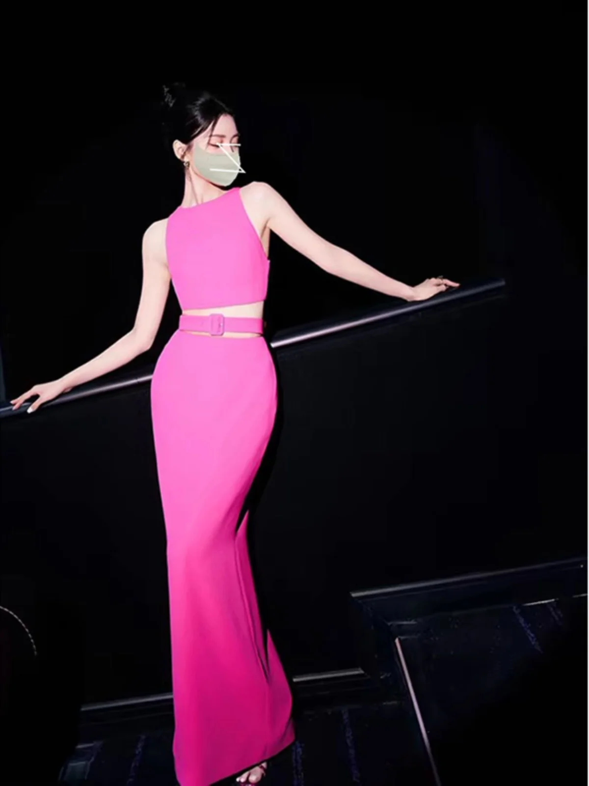 

Летний женский костюм-двойка: утягивающий топ с высокой талией и поясом, юбка макси с вырезами и круглым вырезом — модный дизайн...