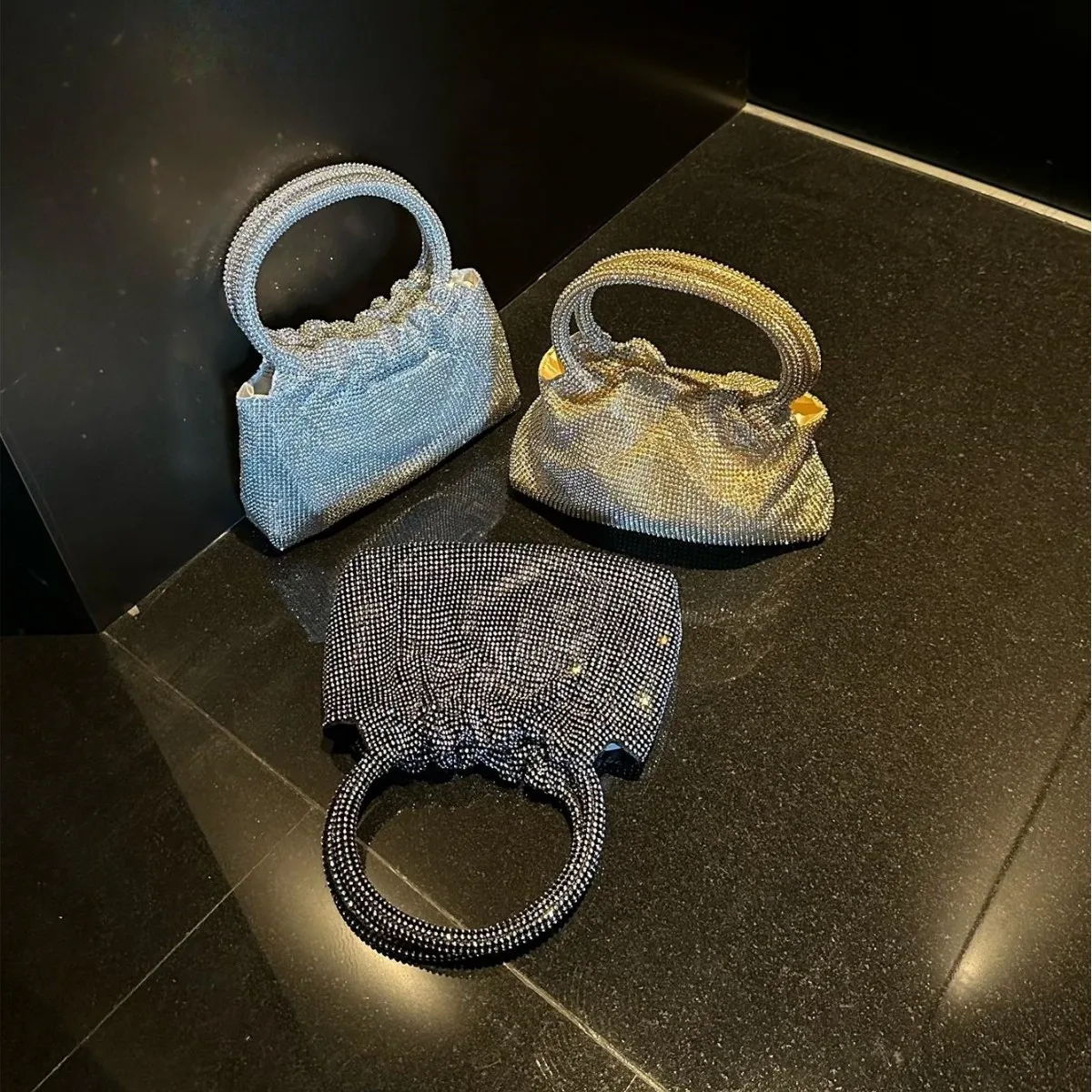 rhinestones, shiny rings, dinner parties, vegetable baskets, buckets, messenger bags, high luxury catwalk, French light luxury