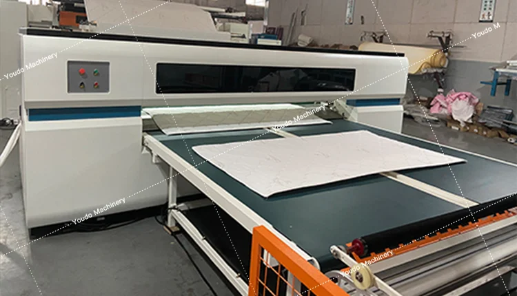 UDZD-CJJ-4B Computer Controle Automatische Stof Grens Matras Snijmachine Matraspaneelsnijder Met Rand Naaien