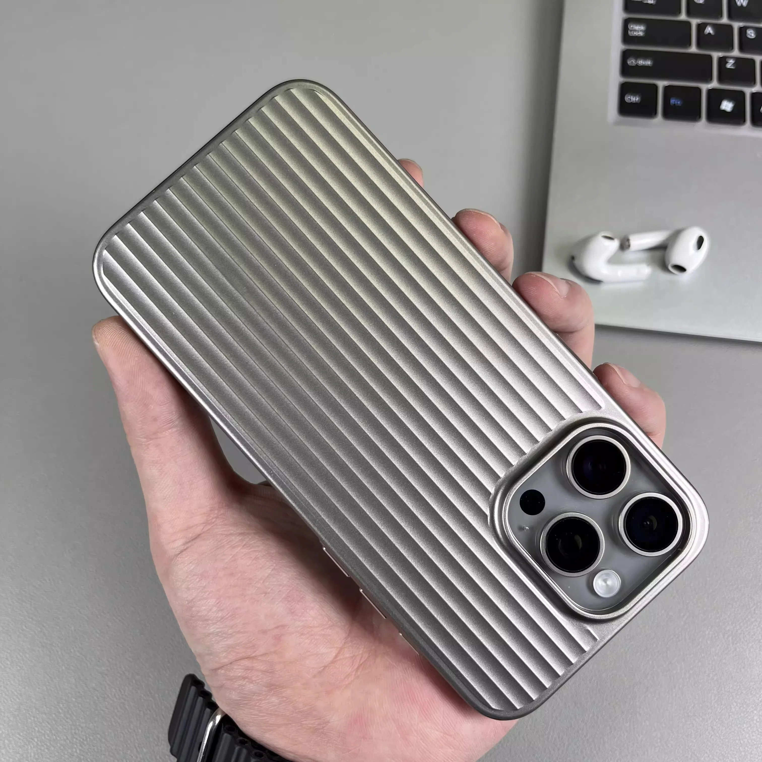Natürliche Titan-Gitterstreifen-Muster Handyhülle für iPhone 16 14 15 13 Pro Max Plus Metallknopf Stoßfeste Hartschalen-Schutzhülle