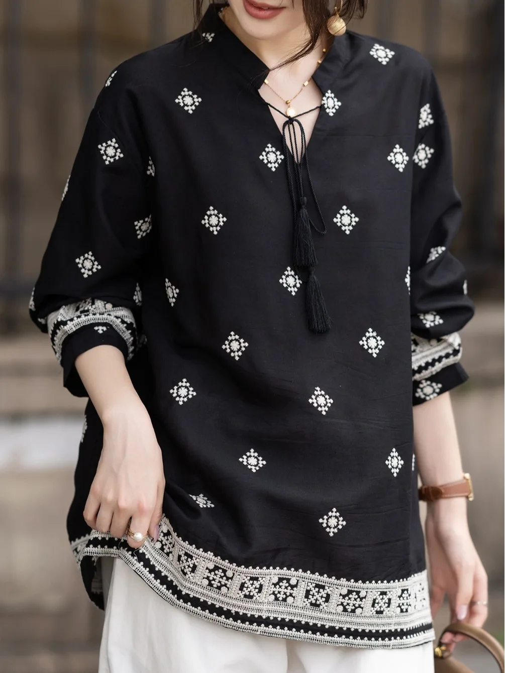 

New Chinese Sle Floral Embroidery V-Ne Long Sve Casual irt Women's Loose Fit Summer Sun Protection Top
