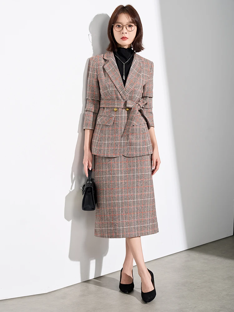 

Женский осенний костюм: приталенная юбка миди в клетку и пиджак с длинным рукавом на одной пуговице. Новинка. Повседневный деловой стиль.