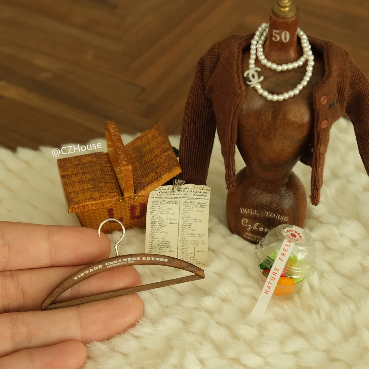 Modelo de casa de muñecas, accesorios para muebles, armario moderno de madera de nogal negro con luz Bjd Blyth soldado Lol, soporte para ropa, 1/6