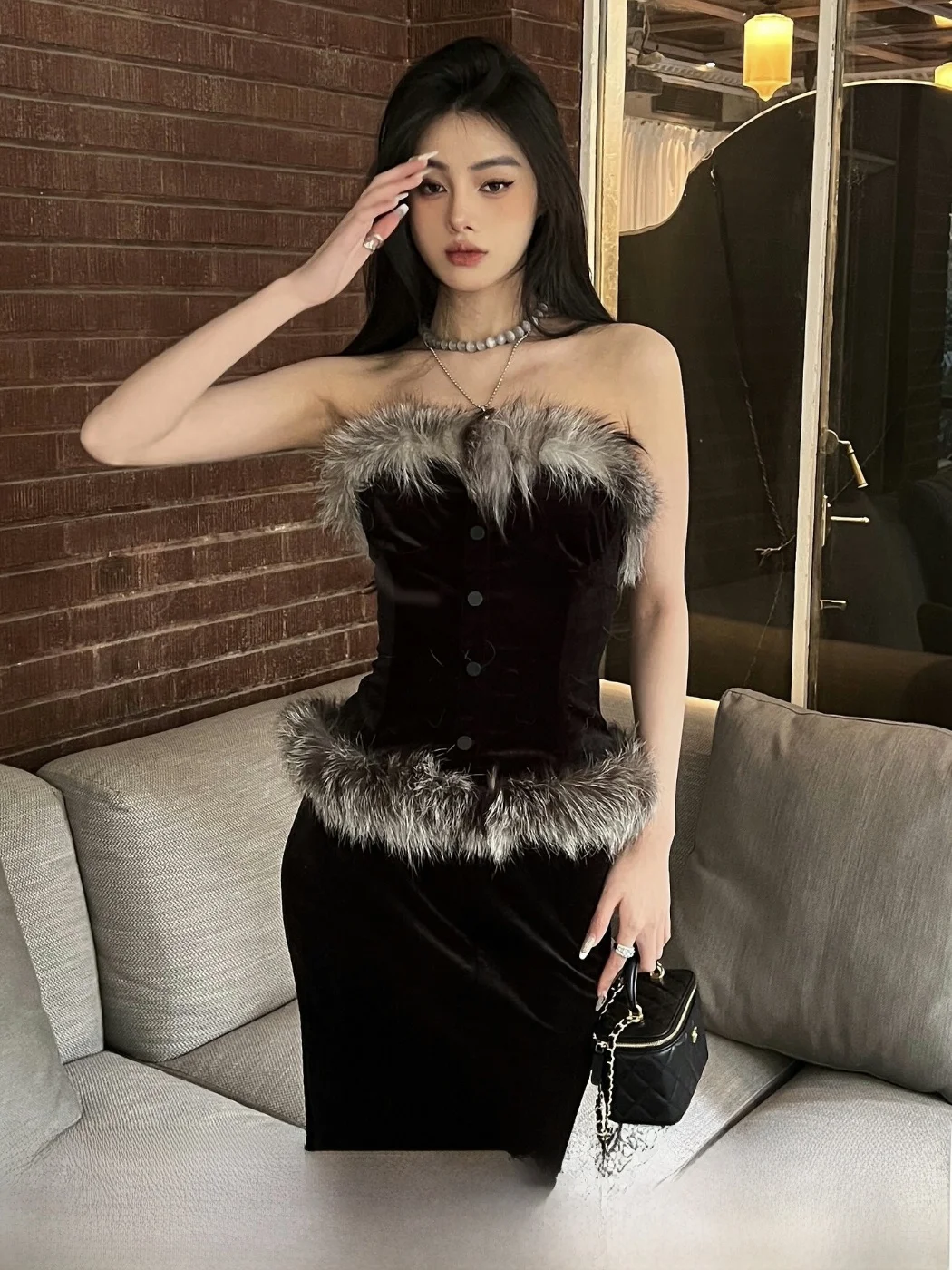 

Комплект из двух предметов MOXI: укороченный топ из искусственного меха и бархата и юбка-«рыбий хвост» для девушек. Сексуальный, модный, осенний, для подростков.