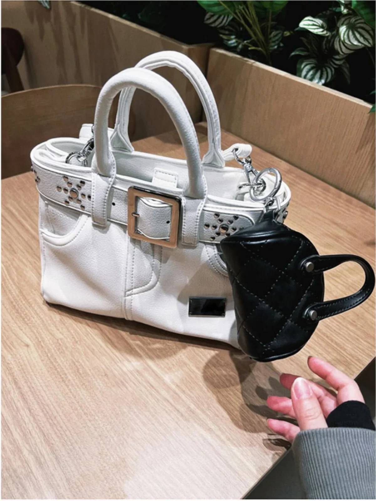 

Senior sister, the same soft leather pants, high-end sense rivets, Spice Girl style, portable shoulder messenger bag.