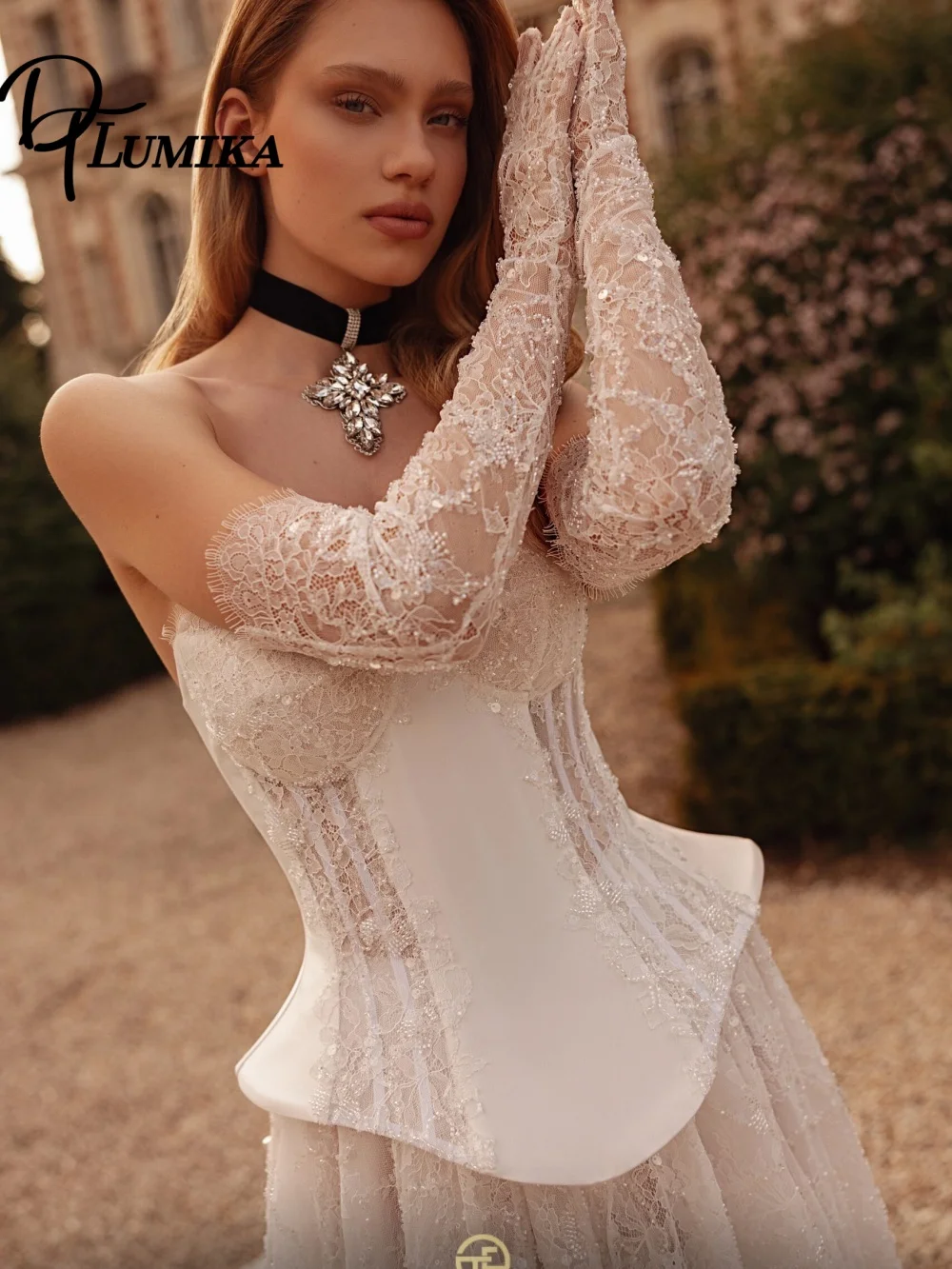 

Fashionable Strapless Wedding Dress Elegant Lace Bridal Gown Charming Sleeveless Applique Floor-Length Customized