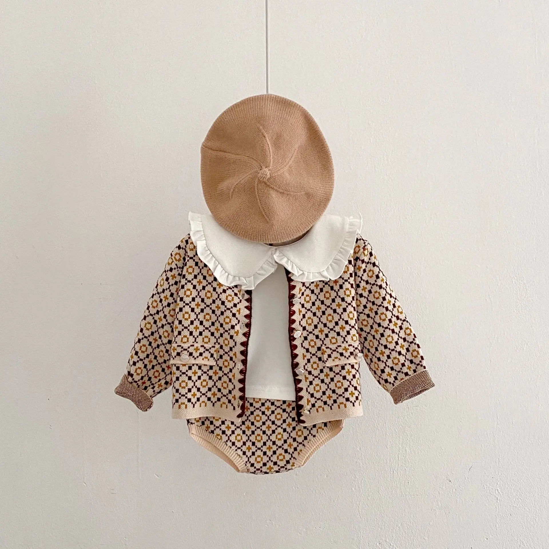 Neue Herbstkleidung für Babys im Alter von 0 bis 3 Jahren, gestrickte karierte Strickjacken und Brothosen für Babys, separat erhältlich