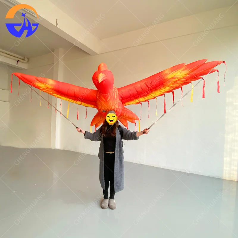 نموذج ببغاء قابل للنفخ محمول باليد يحمل بشريًا، دعامة زخرفية للإعلان التفاعلي لمواكب المسرح في الهواء الطلق