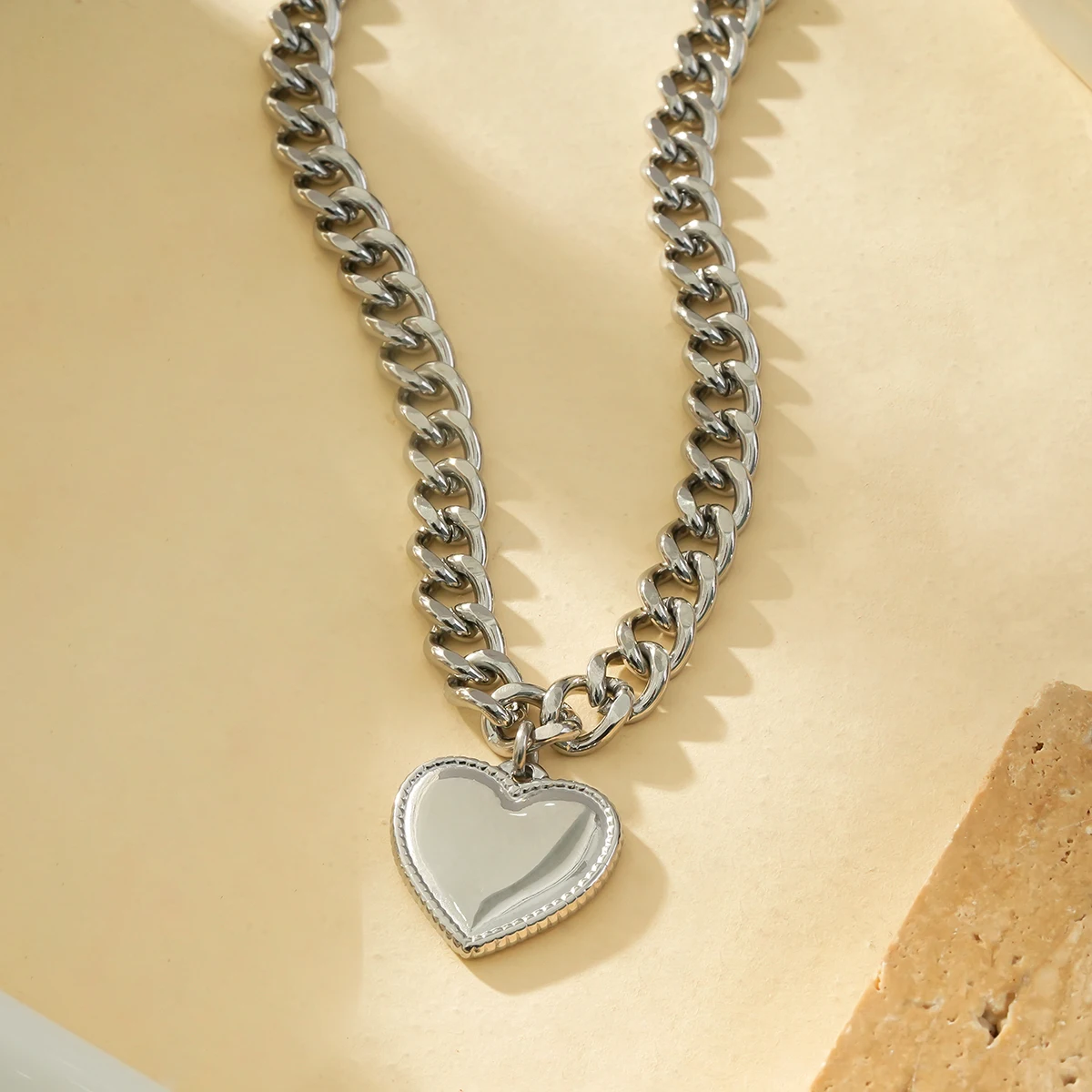 fashionable stainless steel necklace is suitable for couples on dates, daily commutes, and women of all ages.