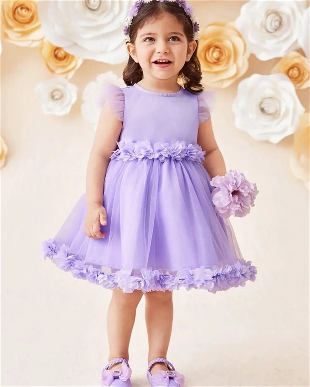 ライラックチュールミニAラインフラワーガールドレス、素敵な花柄、Oネック、プリーツ、フライングスリーブ、バックボウ、キッズイブニングガウン、ウェディング用