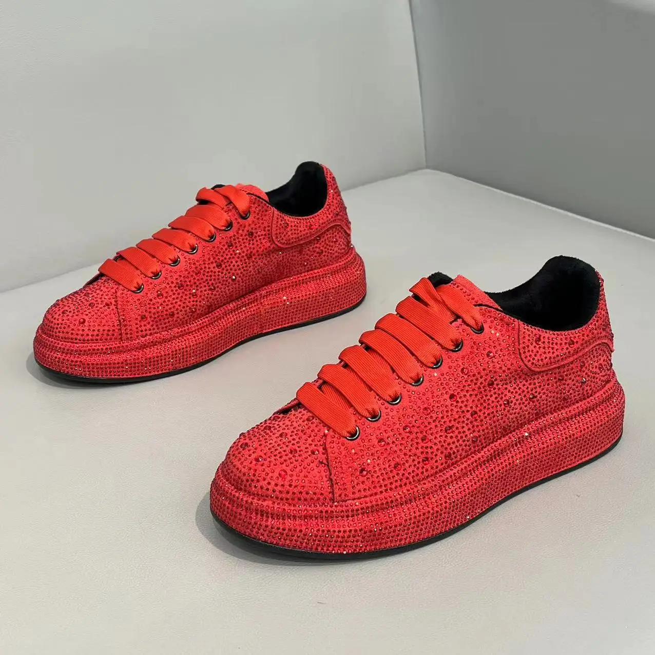 

Роскошные дизайнерские модные мужские красные, черные туфли на платформе со стразами, повседневные мокасины на плоской подошве, мужские прогулочные кроссовки в стиле рок-хип-хоп