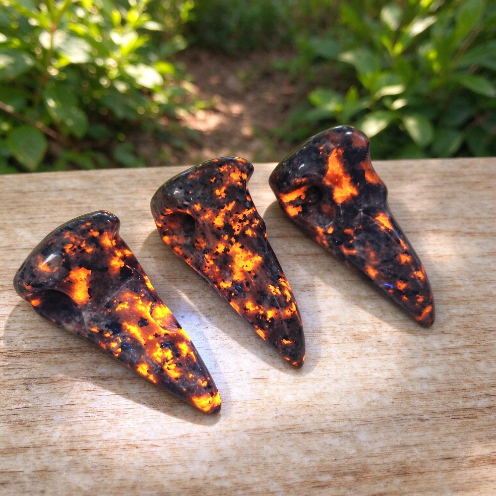 Natural Flame Stone Crow Skull Fluorescent Flame Stone Extremely Bright Flame Stone Under Ultraviolet Light Home Decoration