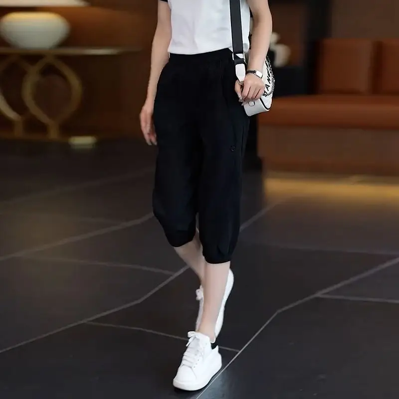 Pantaloni casual con protezione solare per le donne in estate sottile 2025 Nuovo stile semplice pantaloni a 5 punti con rilegatura alla caviglia Pantaloni da lavoro