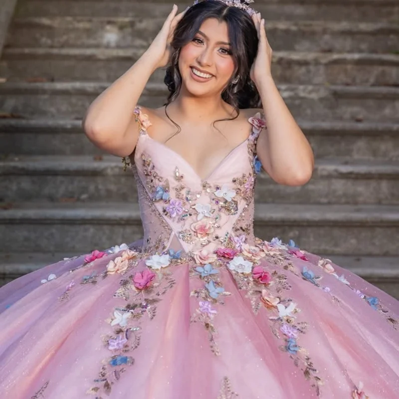 

Розовое платье Quinceanera с открытыми плечами, кружевные оборки, кристаллы, 3D цветок, наклейка, длинный хвост, Vestidos De 15, Quinceanera ﻿ Настроить