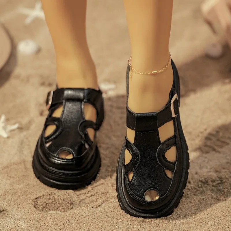 صنادل روما من جلد البولي يوريثان باللون الأسود بجزء سفلي سميك صنادل نسائية صيفية بمقدمة مغلقة صنادل نسائية عصرية للشاطئ مانعة للانزلاق Sandalias Mujer #4