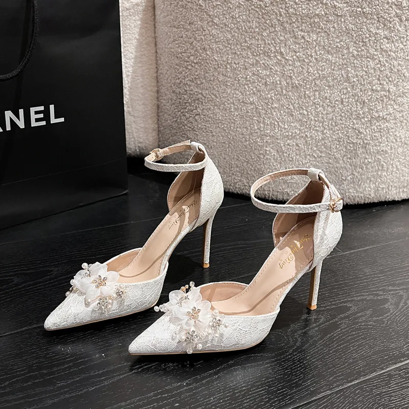 

2024 Summer Sandals Slim Heels, Pointed Toe, Hollow Straight Heels with High Heels, Fashionable White Flower Wedding Shoes