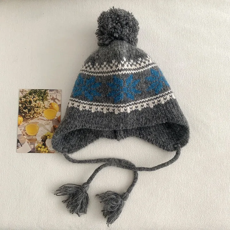 Japanische Retro Fair-Isle-Stil Jacquard-Mütze mit Pelzbällen, warme Ohrenschutz-Bombermütze mit Schnürung für Damen für Herbst und Winter – Detail 7