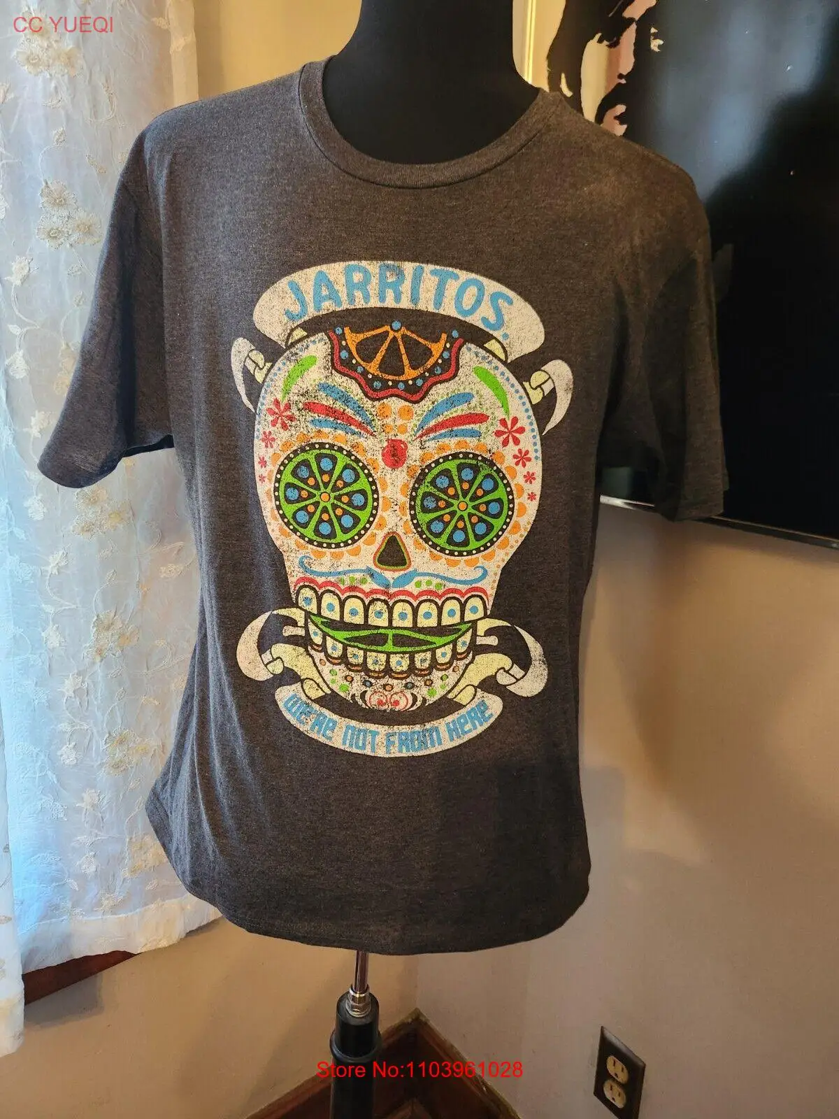 Π€ΡΡΠ±ΠΎΠ»ΠΊΠ° Ρ ΠΊΠΎΡΠΎΡΠΊΠΈΠΌ ΡΡΠΊΠ°Π²ΠΎΠΌ NWT Jarritos We Are Not From Here Sugar Skull, ΡΠ°Π·ΠΌΠ΅Ρ XL Π€ΡΡΠ±ΠΎΠ»ΠΊΠ° Ρ ΠΊΠΎΡΠΎΡΠΊΠΈΠΌ ΡΡΠΊΠ°Π²ΠΎΠΌ NWT Jarritos We Are Not From Here Sugar Skull, ΡΠ°Π·ΠΌΠ΅Ρ XL