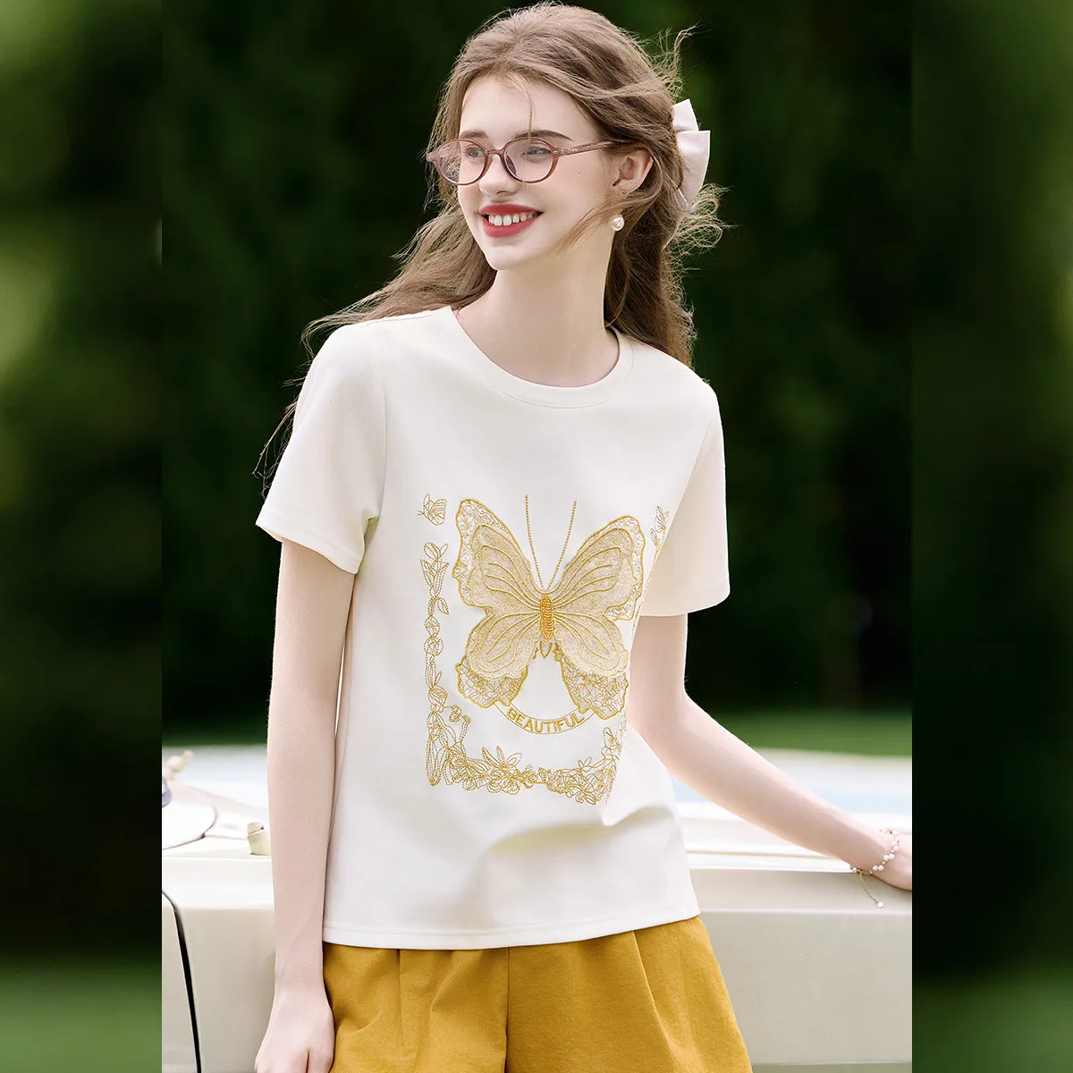 LOUIS YAO รูปแบบผีเสื้อปักแขนสั้น 2025 ฤดูร้อนใหม่สไตล์ Micro ยืดหยุ่นรอบคอผู้หญิงเสื้อยืด