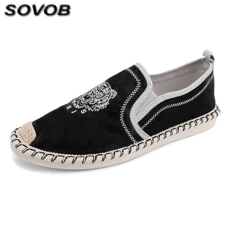 

Tiger Embroidery Men's Laobeijing Cloth Shoes Soft Lightweight Fisherman Shoes Man Loafers Low Top Slip-On Casual Shoes For Men