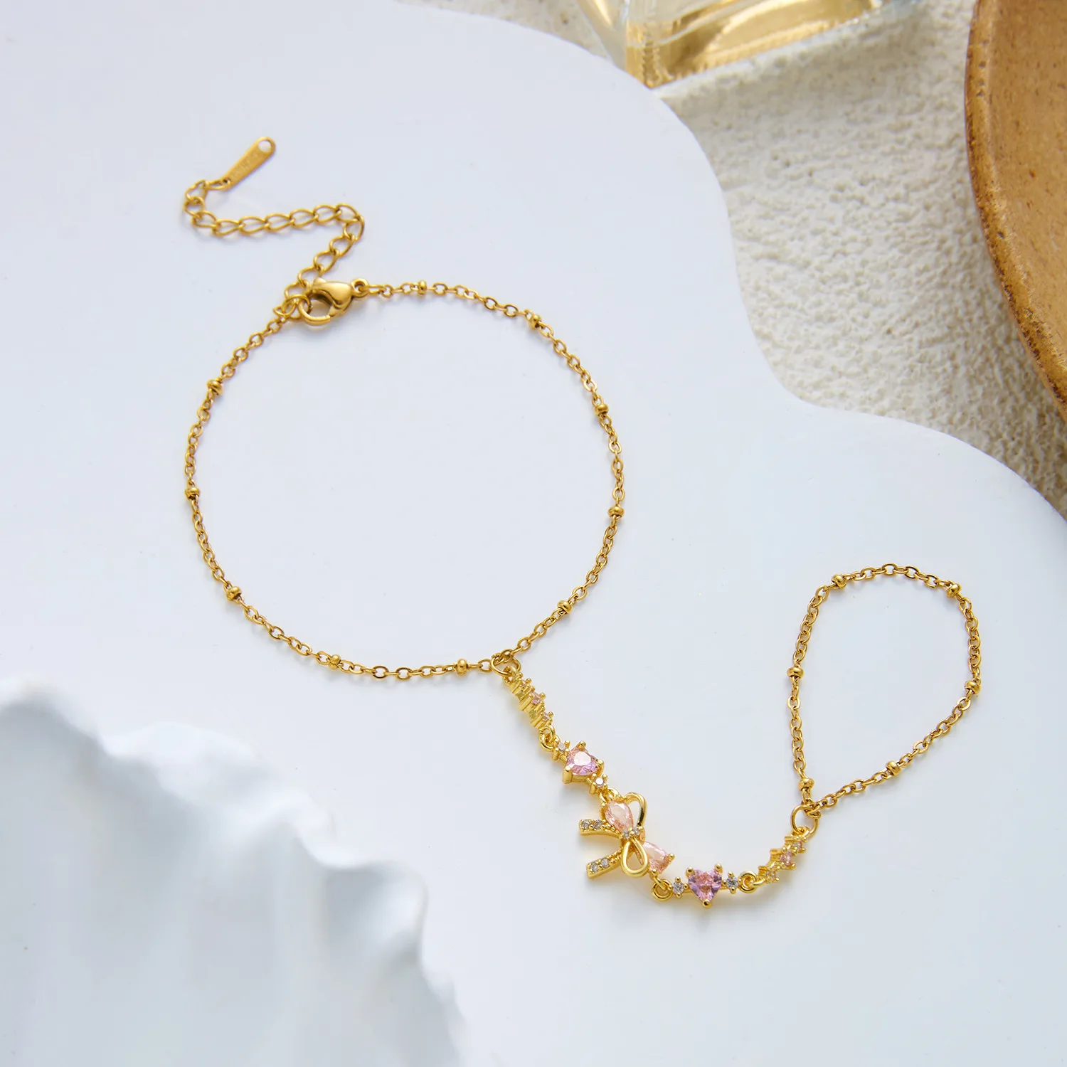 Zierliches Armband mit Schleifenmuster aus Zirkonia und Edelstahl für Damen, vergoldet, mit Herz-Fingerkette, Party-Schmuck, Geschenk – Detail 7