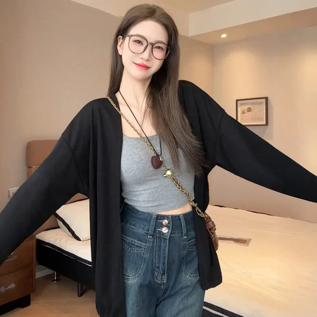 سترة نسائية محبوكة بأكمام طويلة خفيفة الوزن للربيع والصيف على الطراز الكوري فضفاضة تناسب الحماية من الشمس غطاء هوائي أنيق كاجوال