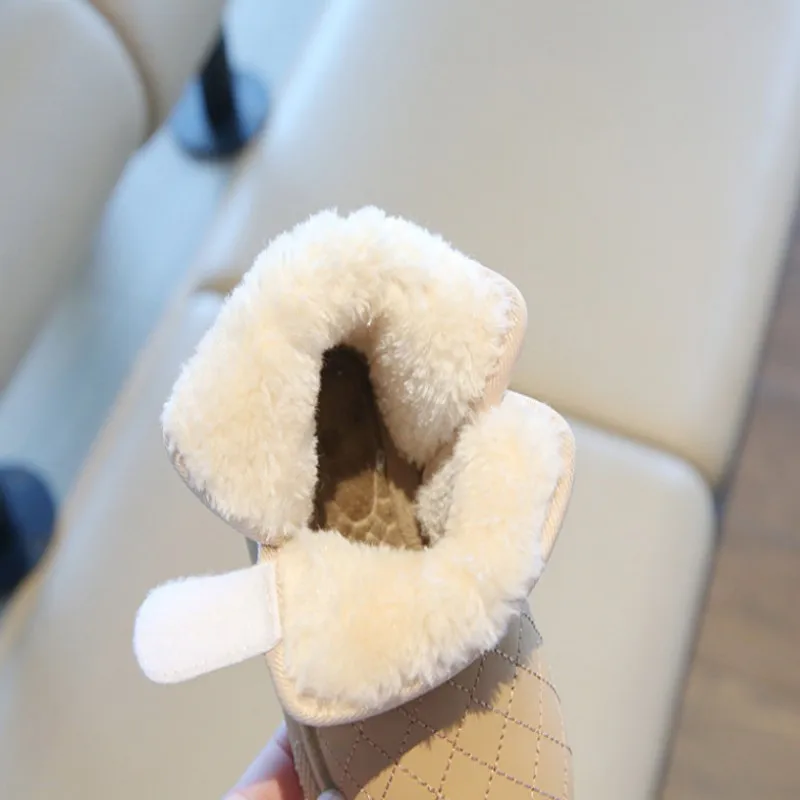 Botas de nieve para niños, botas cortas con terciopelo grueso y botas de algodón para niñas, zapatos cálidos de algodón para bebés, invierno 2025