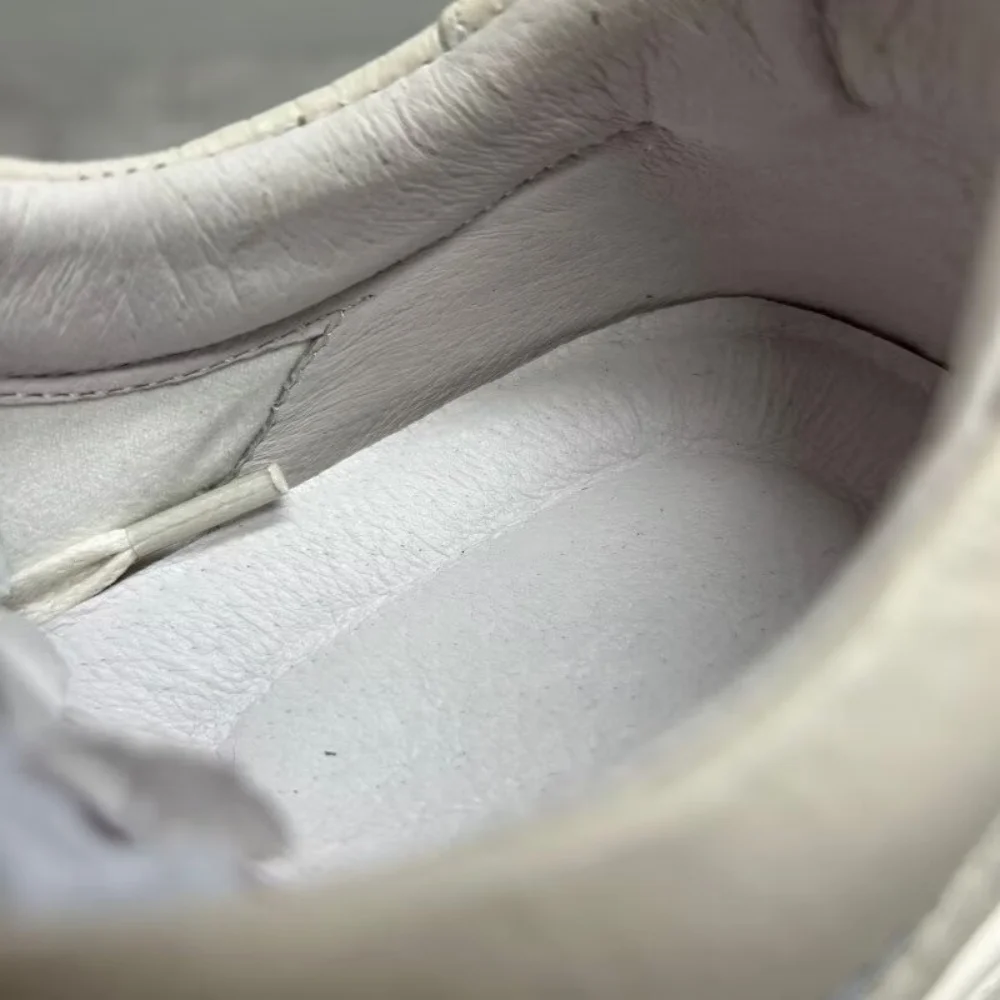 أحذية رياضية بيضاء من الجلد للرجال، أحذية كاجوال بنمط جديد للرجال، أحذية رياضية رجالية عصرية ومتعددة الاستخدامات وقابلة للتنفس