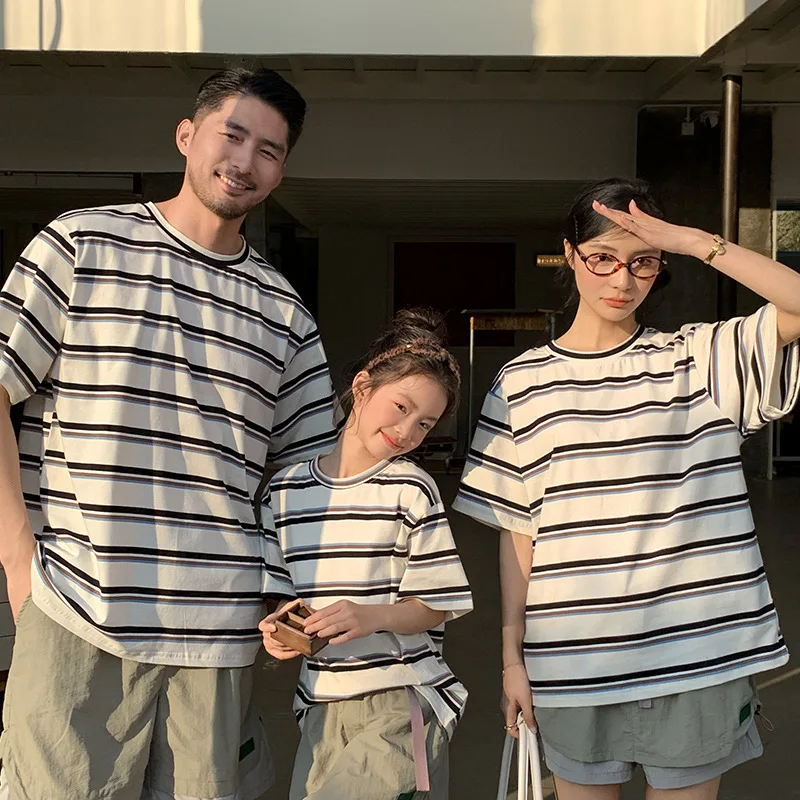 

Новые летние семейные футболки в корейском стиле с полосками, 2026 год, для семьи из 3 человек, с коротким рукавом, для мамы и дочки, повседневные, из мягкого хлопка