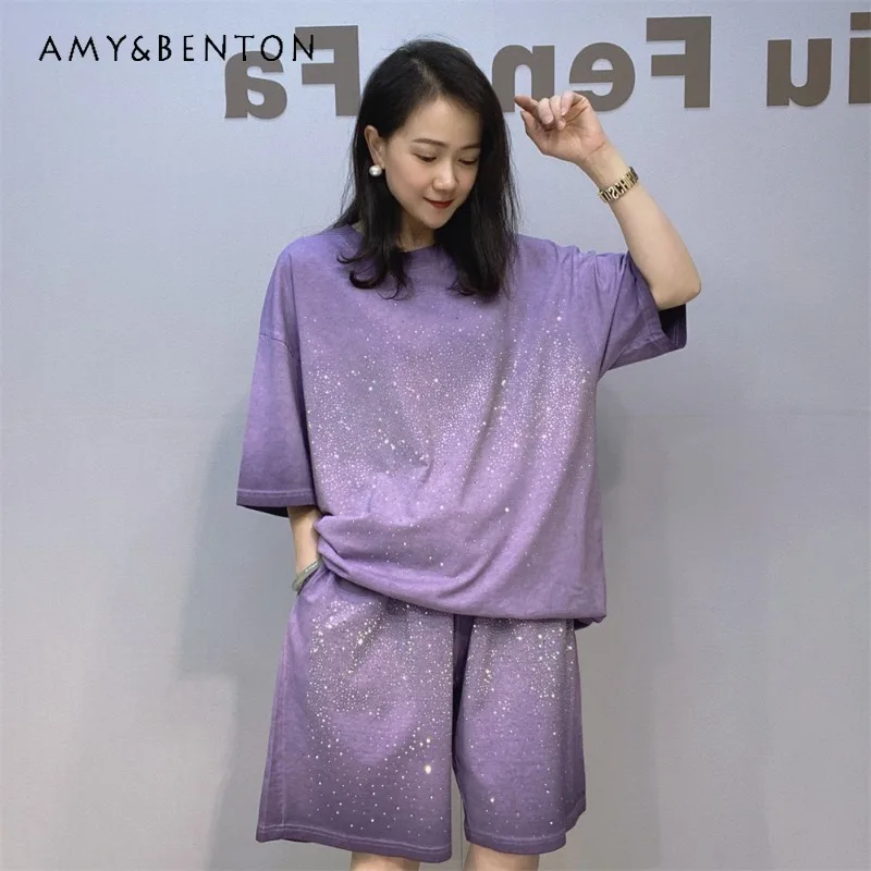 

Летний комплект из двух предметов: футболка с короткими рукавами и шорты с градиентным цветом, стразами, свободного кроя, мягкий и удобный, для женщин.