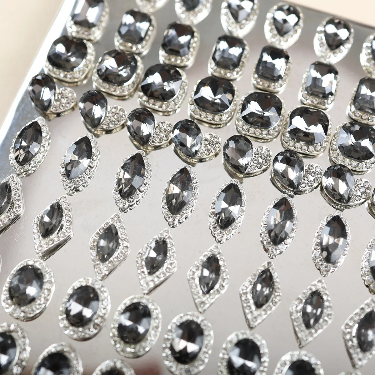 10개 반짝이는 투명 블랙 파일 다이아몬드 스택형 보석 실버 엣지 합금 네일 아트 라인스톤 장식 매니큐어 참