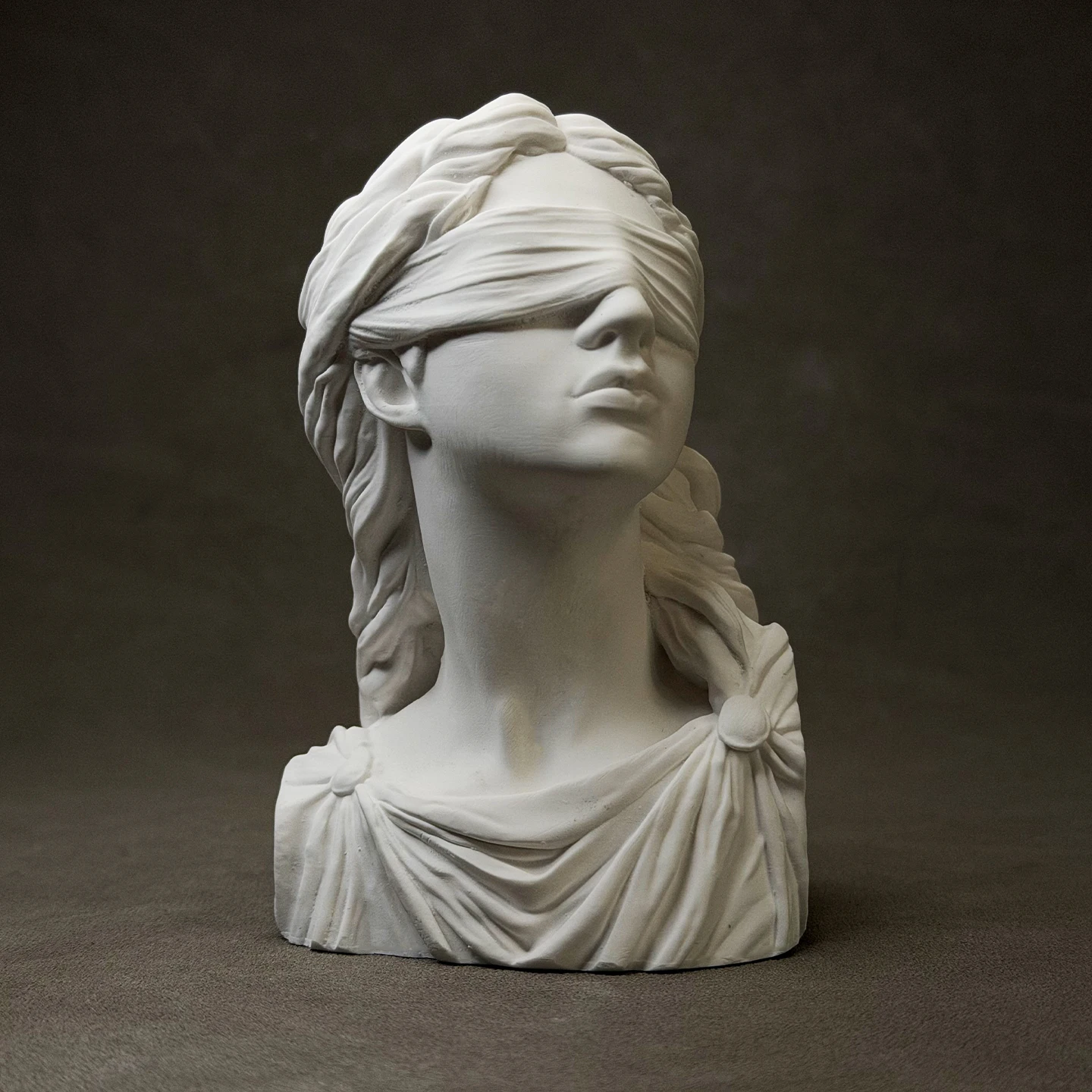 

Goddess of Justice Artistic Desktop Plaster Sculpture Model Ornaments Wine Cabinet Bookshelf Decoration Expanded Fragrant Stone