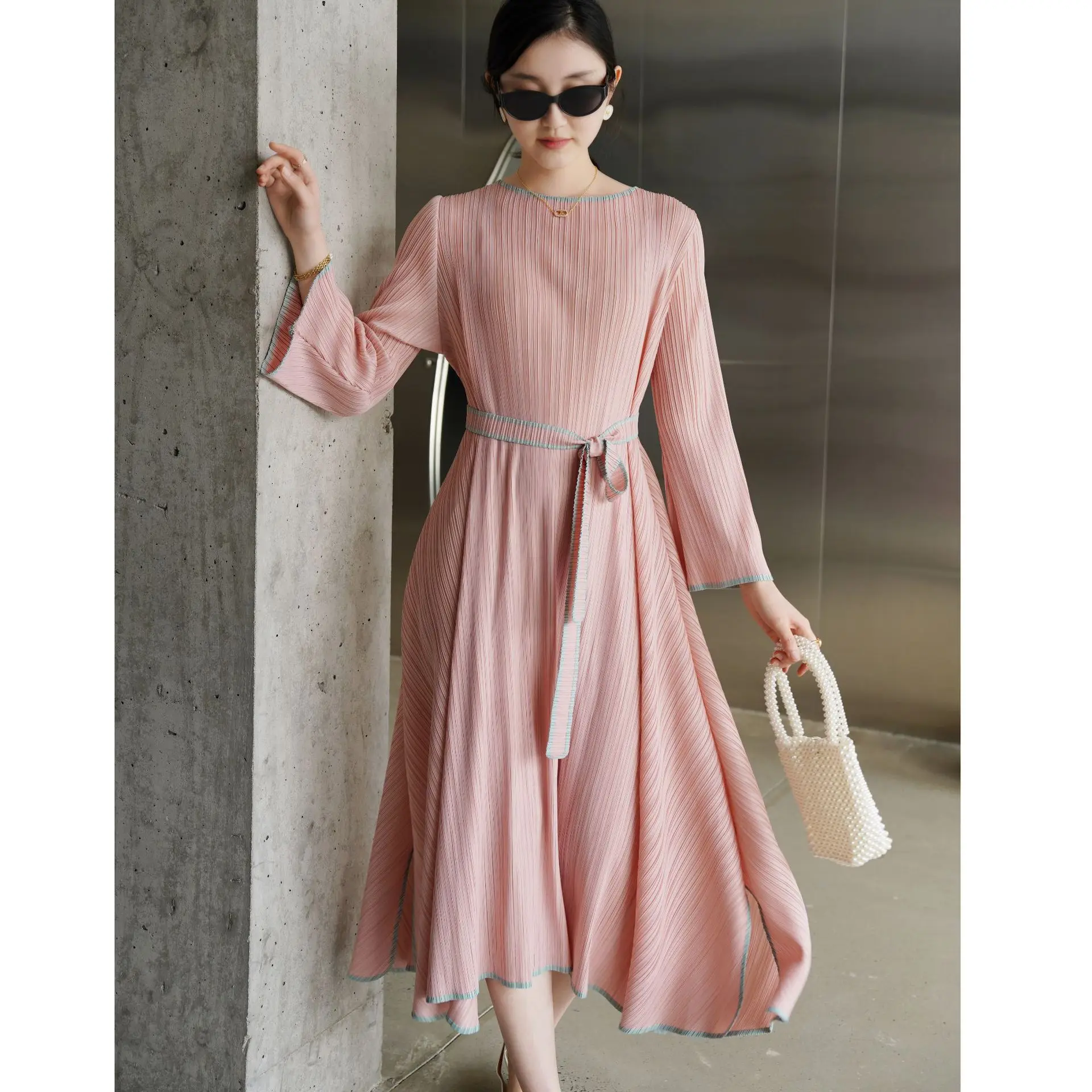 

Miyake Женское шикарное платье с длинным рукавом и поясом - прочные вертикальные складки, устойчивая к ударам ткань, универсальное для официальных мероприятий/освещений